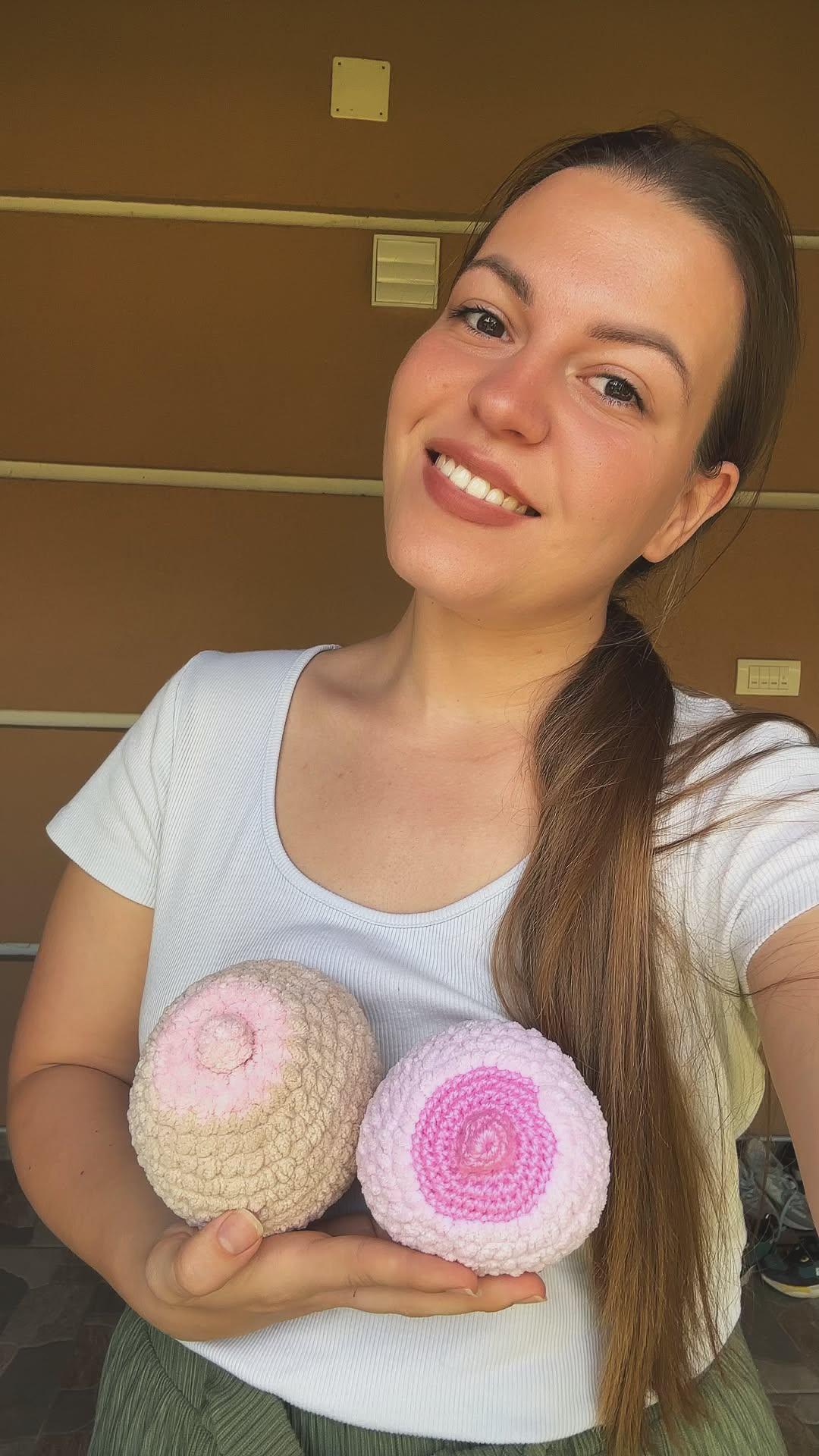 Jovana sa heklanim modelima dojke